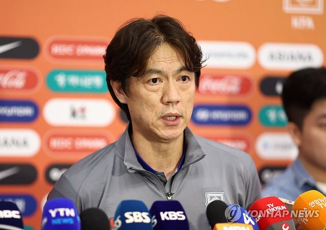 인터뷰하는 홍명보 감독