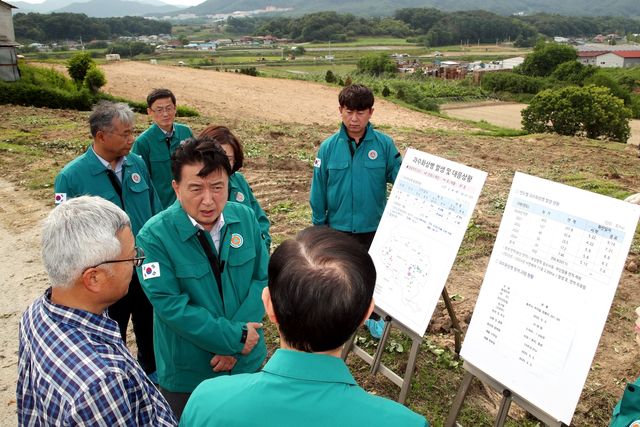 충주 과수화상병 방제 현장 점검하는 김영환 충북지사