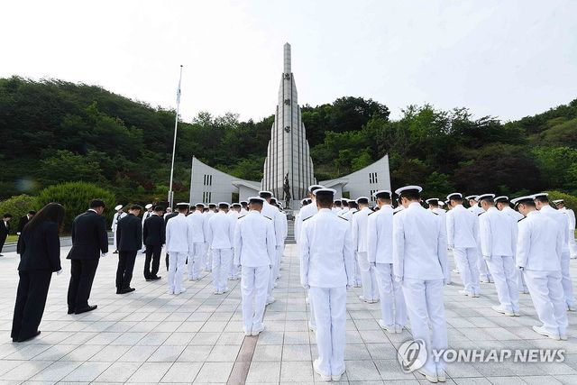진해 해군 지휘관 충혼탑 참배