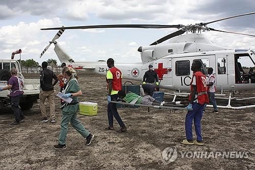 남수단에서 부상 환자 이송하는 국제적십자위원회(ICRC) 직원