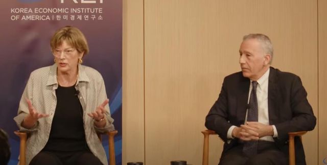 스티븐스 전 주한 미국대사(왼쪽)와 골드버그 전 주한 미대사