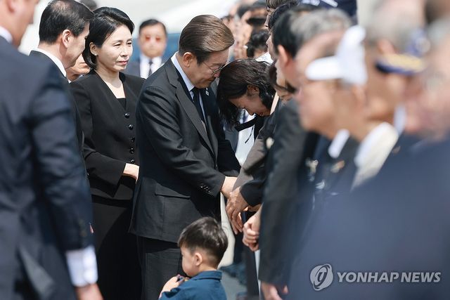 초청 유족 위로하는 이재명 대통령