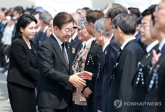 이재명 대통령, 조희대 대법원장과 인사