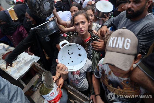 가자인도주의재단(GHF) 배급소에서 음식 배급받는 팔레스타인 주민들