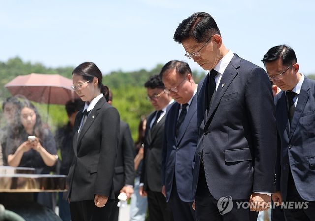 묵념하는 김문수 전 대선후보