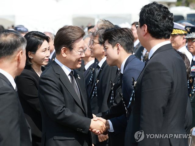 인사하는 이재명 대통령과 김용태 비대위원장