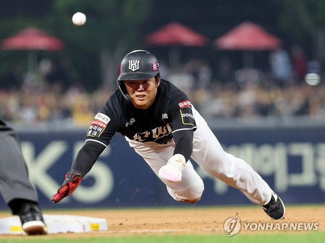 3루 진루하는 조용호