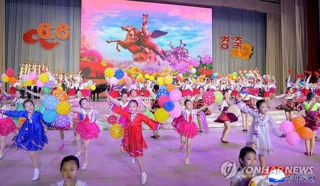 북한, 소년단 창립 79주년 경축 '종합공연'