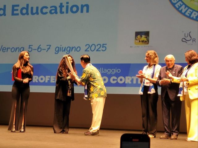 2018 평창 동계올림픽 성화봉 기증하는 윤강로 원장(중앙)