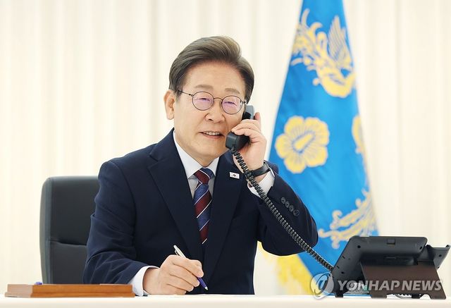 트럼프 대통령과 전화 통화하는 이재명 대통령
