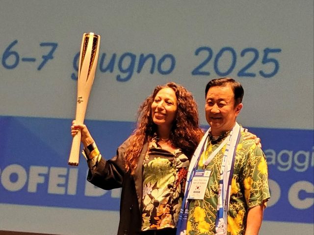 평창 동계올림픽 성화봉 기증 후 기념사진 찍는 윤강로 국제스포츠외교연구원장