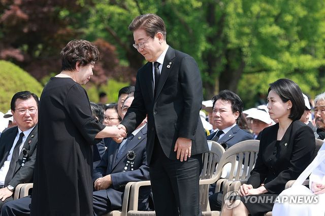 6·25 전쟁 참전 유족 위로하는 이재명 대통령