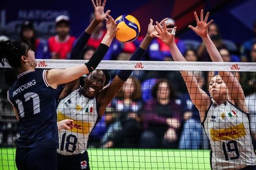 공격하는 한국 여자배구 대표팀의 정호영(17번)