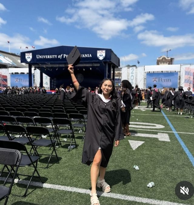 펜실베이니아대 졸업식장에서 포즈를 취한 루시 리.