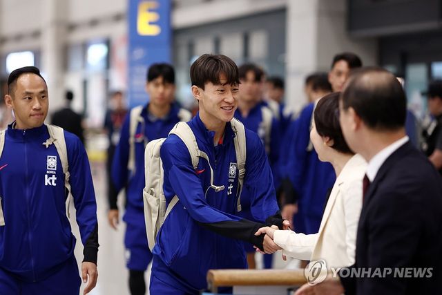 '월드컵 본선 진출 확정' 대표팀, 귀국