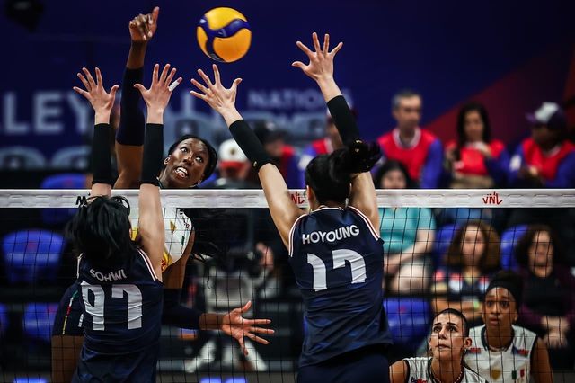 블로킹하는 강소휘(97번)와 정호영(17번)