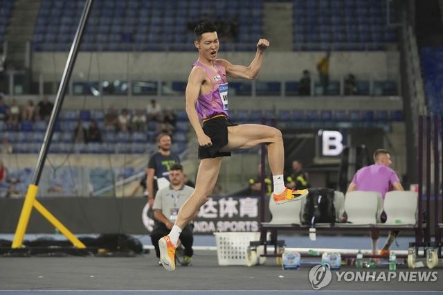 기뻐하는 우상혁