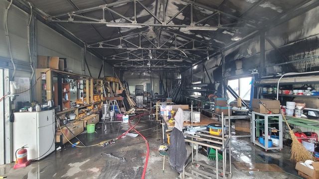 불이 난 조립식 건물 내부