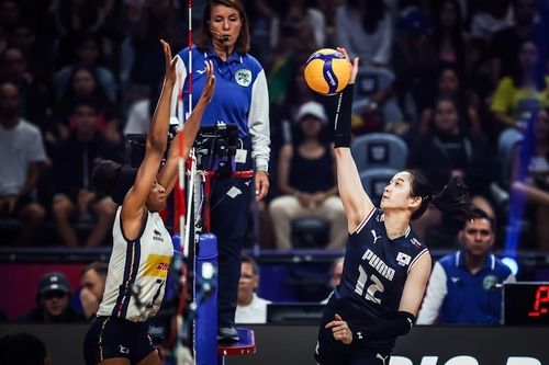 공격하는 한국 여자배구 대표팀의 이다현(12번)