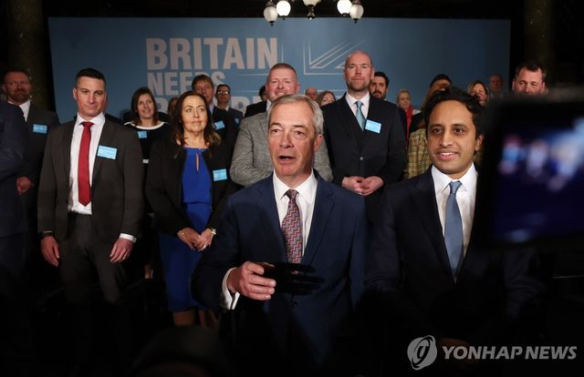 영국개혁당 패라지 대표(가운데)와 유수프 전 의장(오른쪽)
