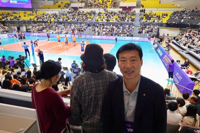 남자배구 대표팀 평가전이 열린 유관순체육관 찾은 김택수 진천선수촌장