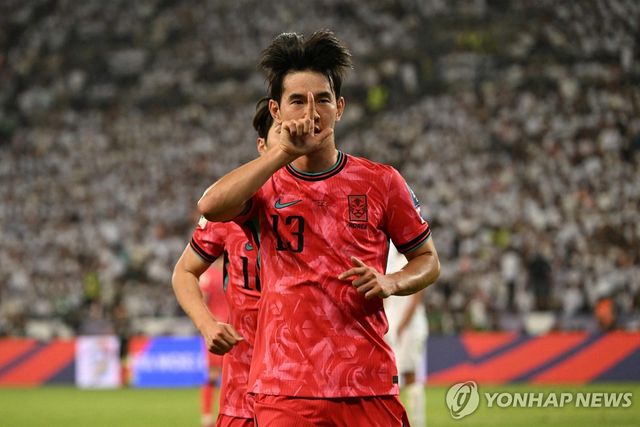 골세리머니를 펼치는 김진규