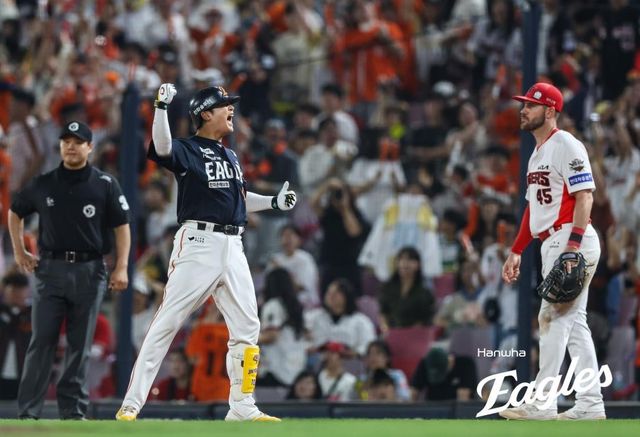 환호하는 한화 이진영(왼쪽)