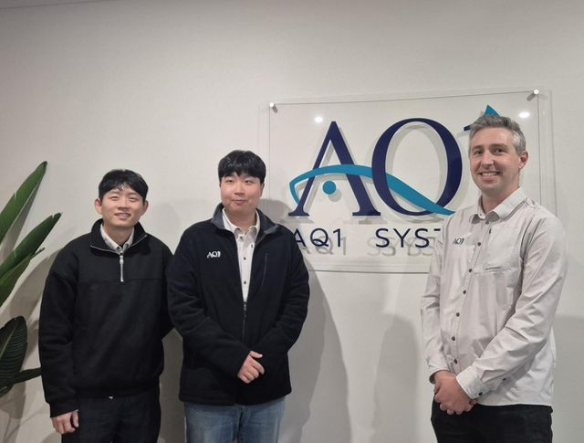 필립 화이트 AQ1 시스템즈 최고기술책임자(CTO)와 한국인 직원들