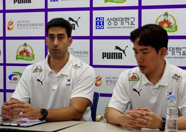 네덜란드와 평가전 후 인터뷰하는 라미레스 감독(왼쪽)