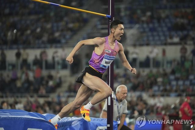 기뻐하는 우상혁