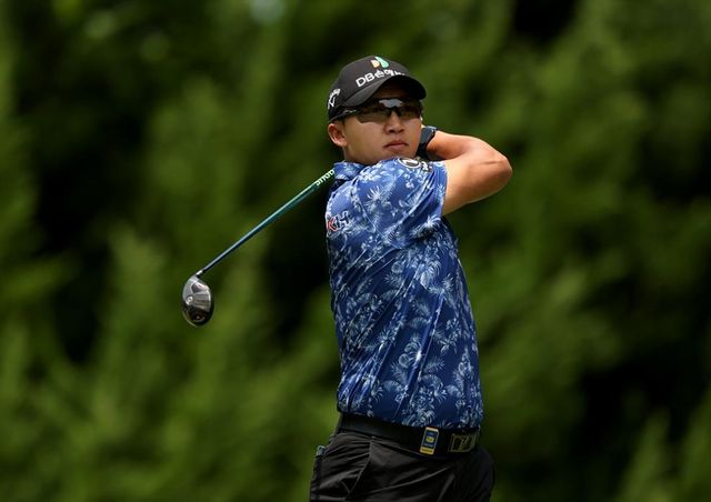 티샷 날리는 김홍택