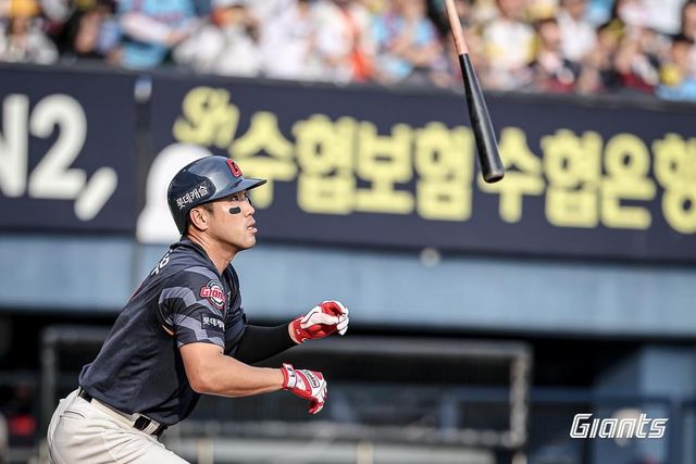 홈런 치는 롯데 자이언츠 전준우