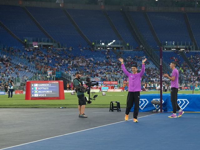 관중 향해 손 흔드는 우상혁