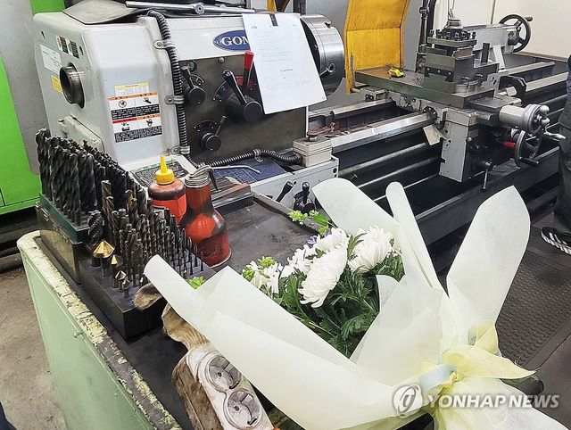 '가지런히 정돈된 작업장에는 국화꽃만'