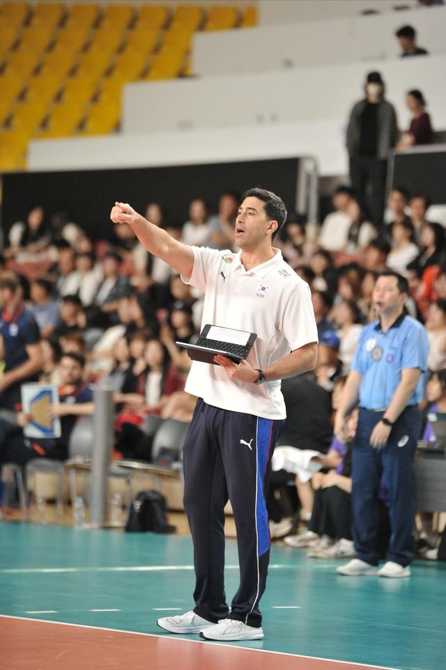 작전 지시하는 라미레스 감독