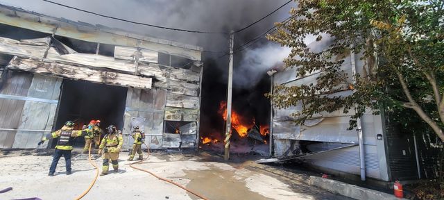 양산 공장 창고 화재 4시간 만에 완진…인명피해 없어(종합) - 1