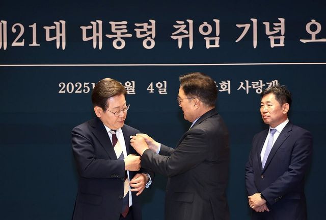 이재명 대통령에게 진관사 태극기 배지 달아주는 우원식 의장