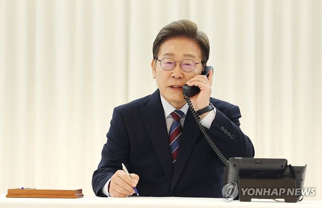 트럼프 대통령과 전화 통화 갖는 이재명 대통령