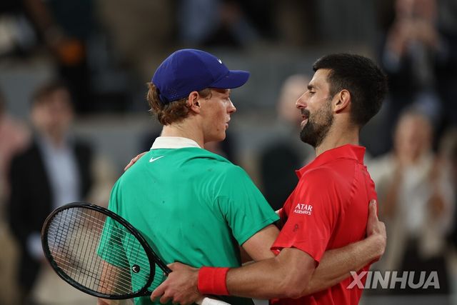 조코비치와 인사하는 신네르