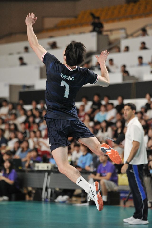 스파이크 서브 넣는 허수봉