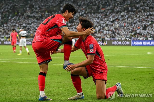 골세리머니를 펼치는 전진우(왼쪽)와 오현규