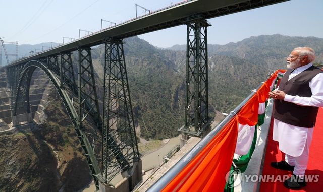 카슈미르 연결하는 체납 교량