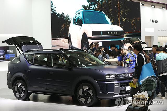 현대 전기차 둘러보는 외국인 참관객들