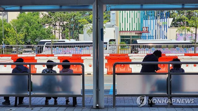 버스 기다리는 승객들