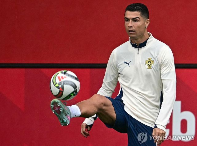 포르투갈 축구대표팀에서 훈련 중인 호날두.