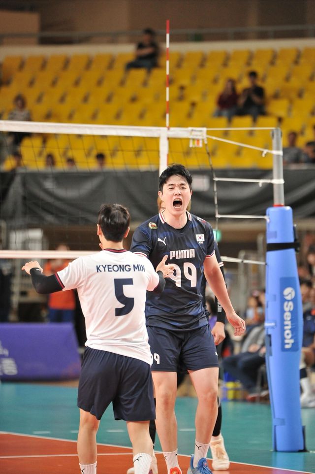 남자배구 대표팀의 김지한(오른쪽)