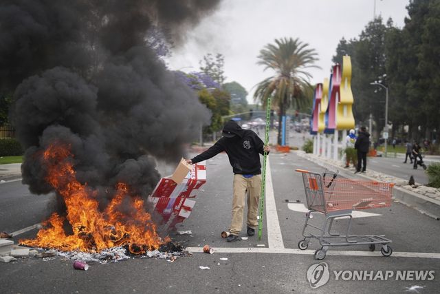LA에서 ICE 단속에 반발하는 대규모 시위대