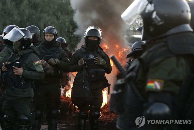 6일(현지시간) 볼리비아 시위 현장 출동한 경찰