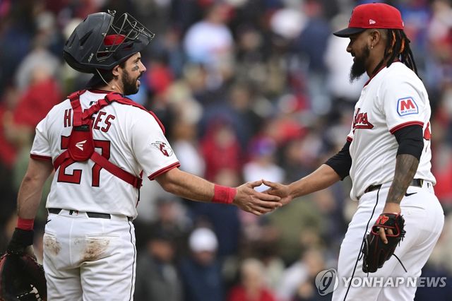 클리블랜드 포수 오스틴 헤지스(왼쪽)