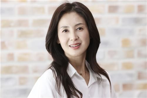 포즈 취하는 김선혜 성우